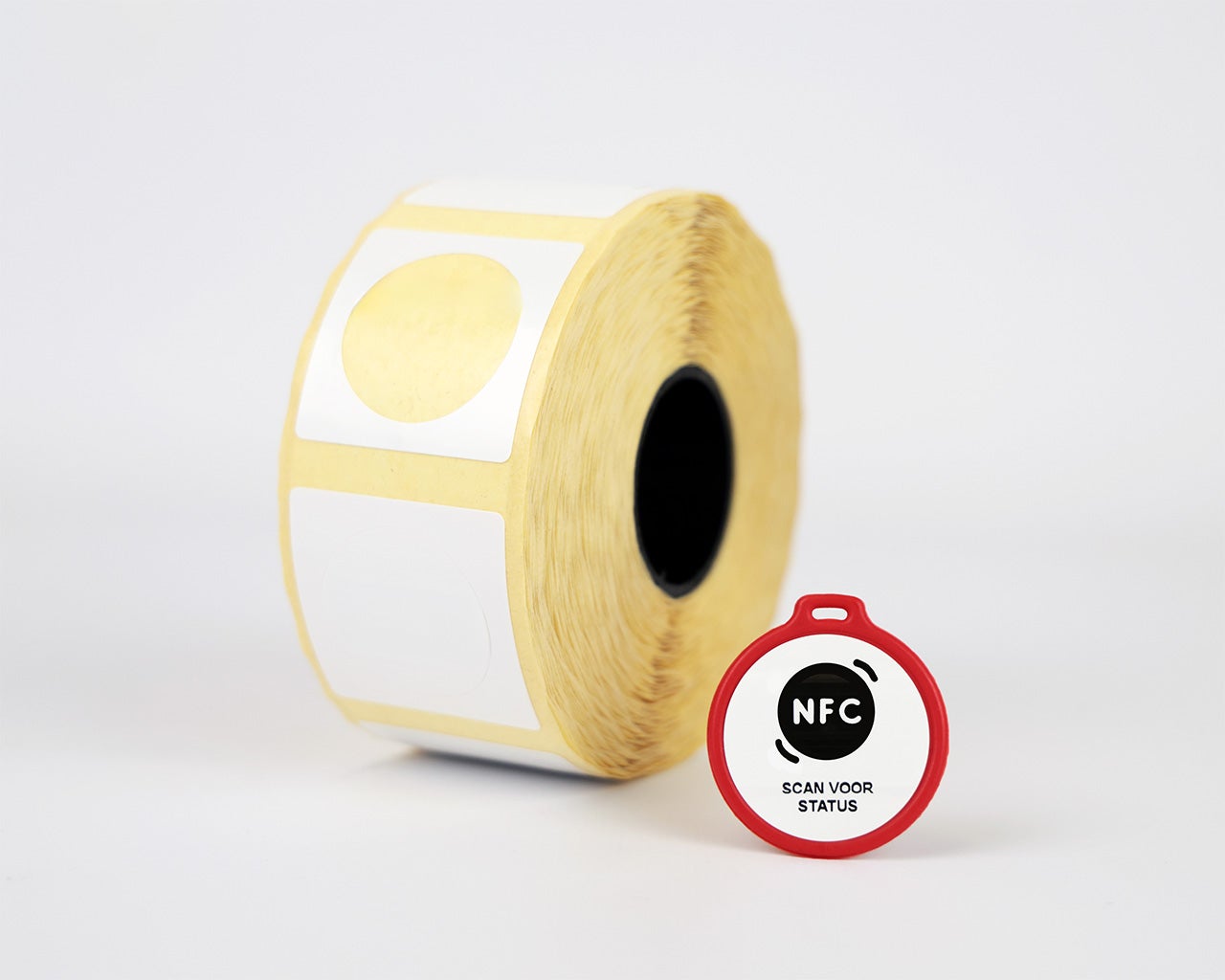 Rol met ronde RFID keuringslabels voor inspectie, identificatie en statuscontrole